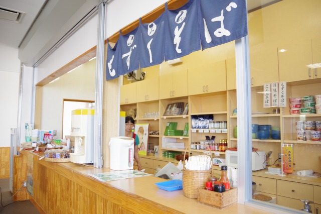 与論港のもずくそば