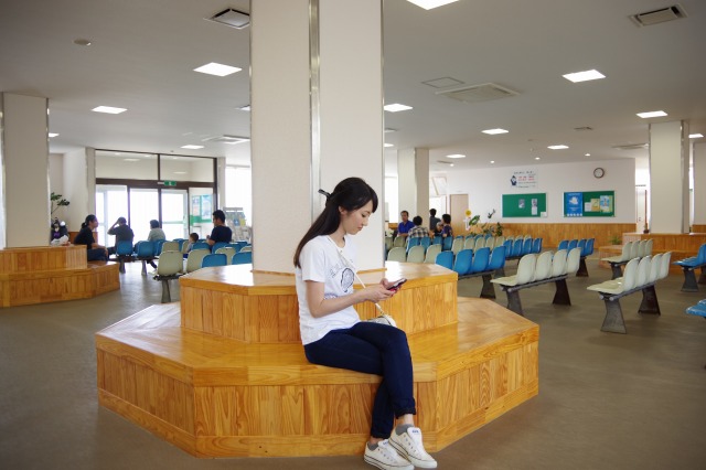 与論港の待合所内