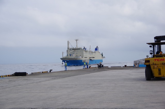 与論港に接岸