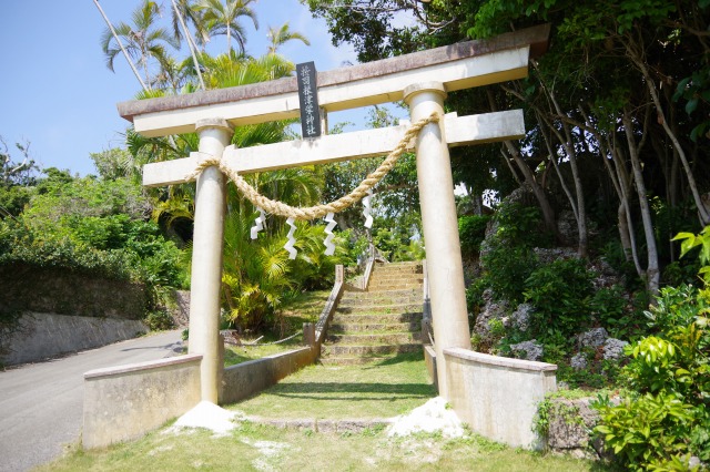 按司根津栄神社（アジニッチェー）の鳥居
