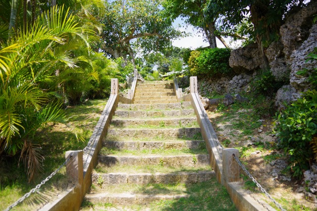按司根津栄神社（アジニッチェー）の石段