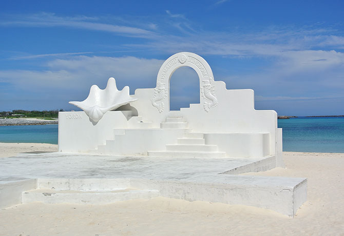 砂浜の上に建つモニュメント