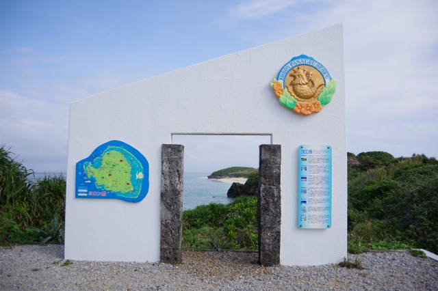 ヨロン駅・駅舎の入口