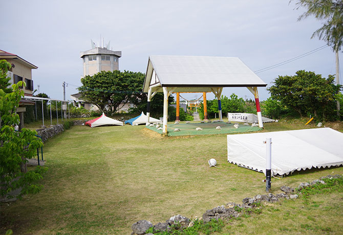 地主神社の前の広場