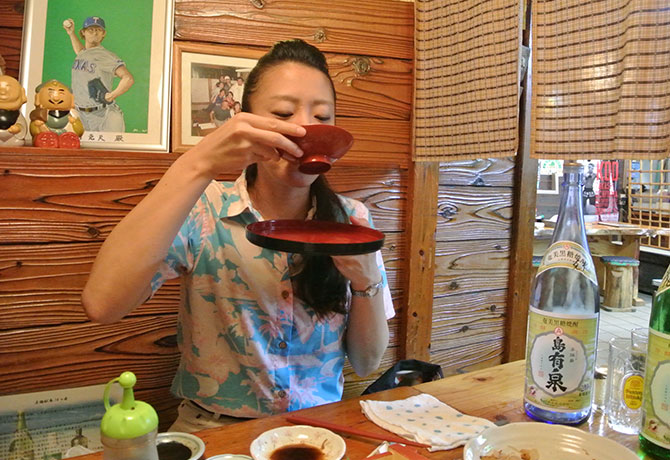 焼酎を飲み干す女性