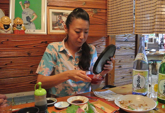 焼酎を飲み干す女性