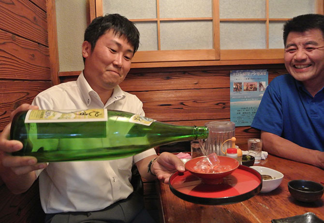 焼酎を注ぐ男性