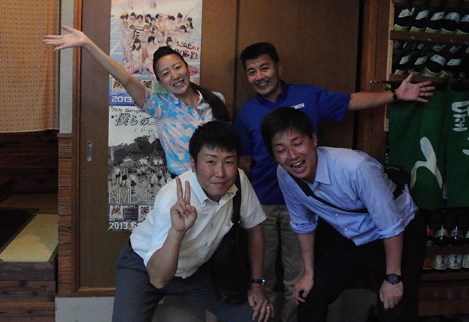 居酒屋ひょうきん前で記念撮影