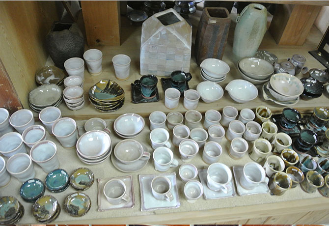 ゆんぬ・あーどぅる焼窯元・展示された焼き物