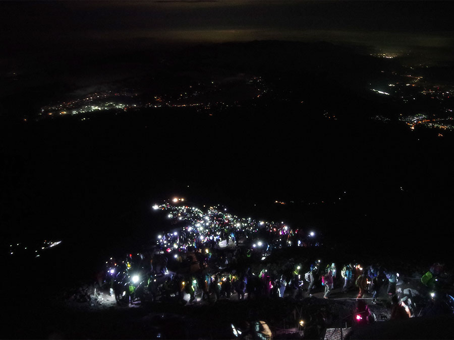 富士登山ヘッドライトの灯り