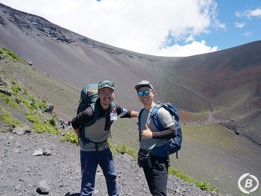 宝永火口にてガイドと添乗員