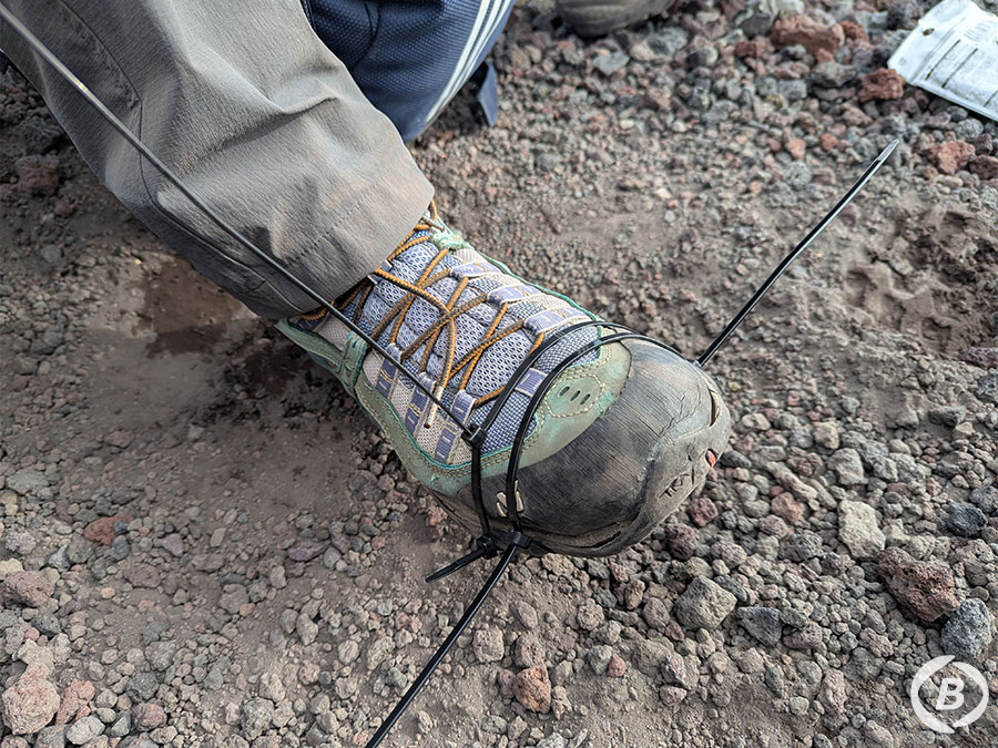 ソールが剥がれた登山靴を結束バンドで処置