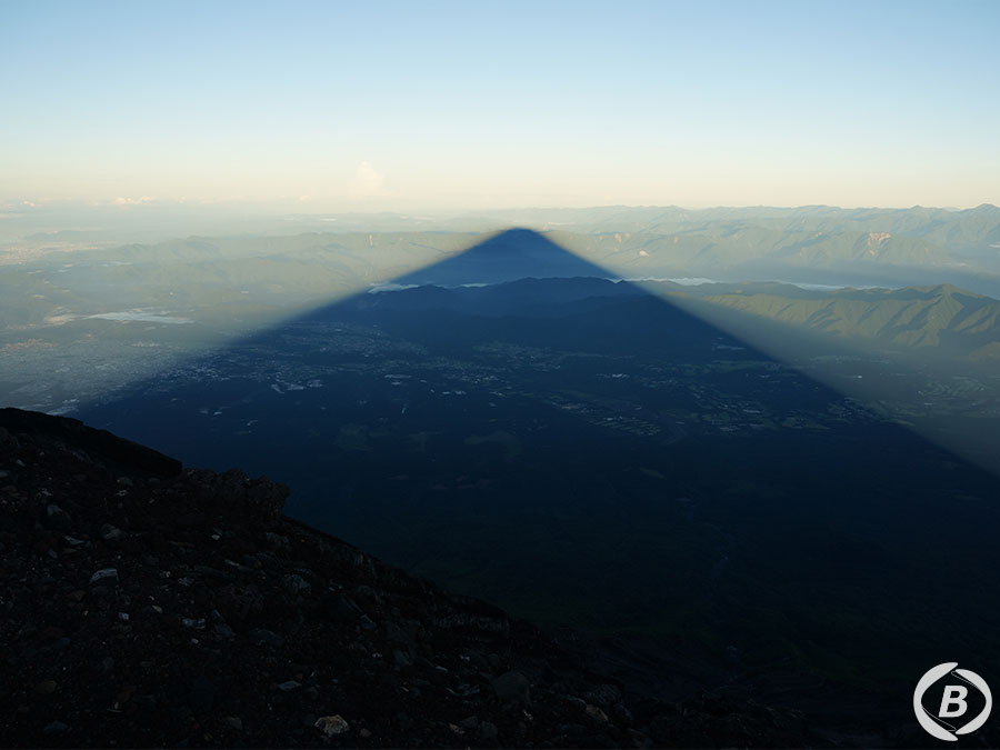 日の出後の影富士