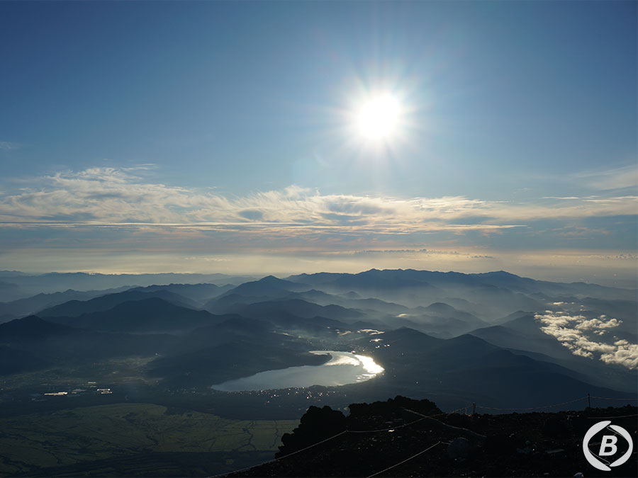吉田ルート山頂から眺める山中湖