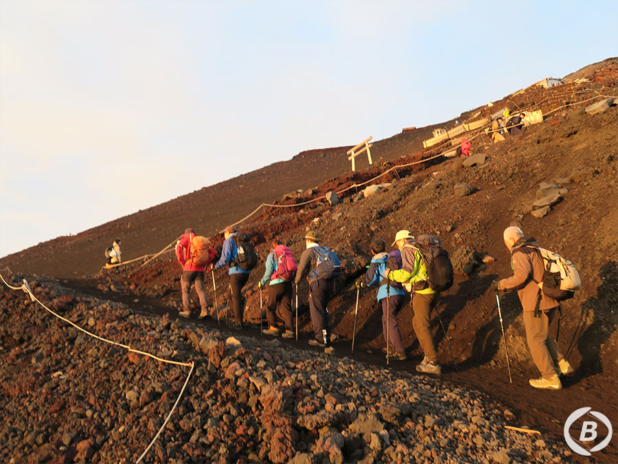朝日を見ながら登山