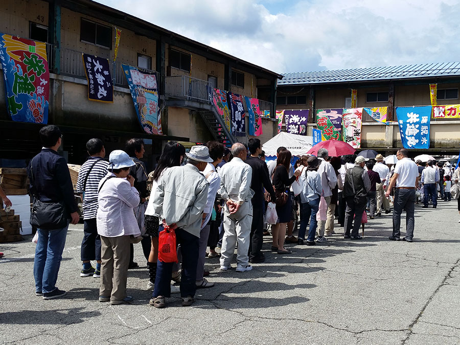 カニ汁に並ぶ行列