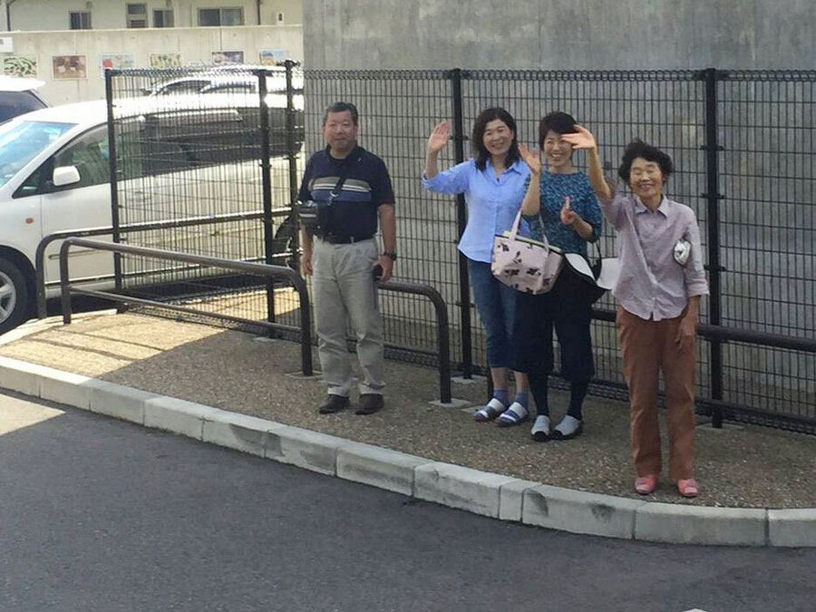 見送りをする和田家ファミリー