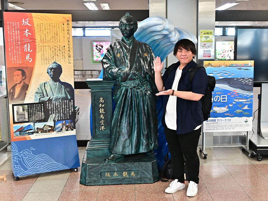 高知空港1階の坂本龍馬像