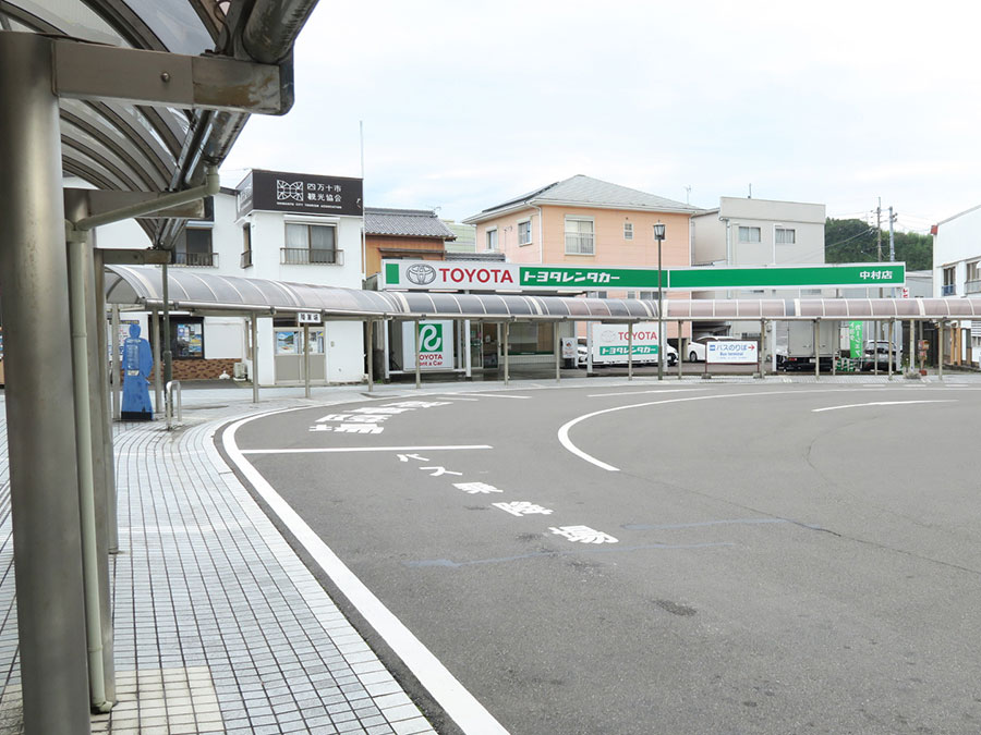 中村駅の前