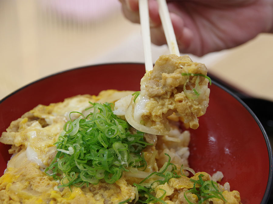 四万十鶏の親子丼の箸上げ