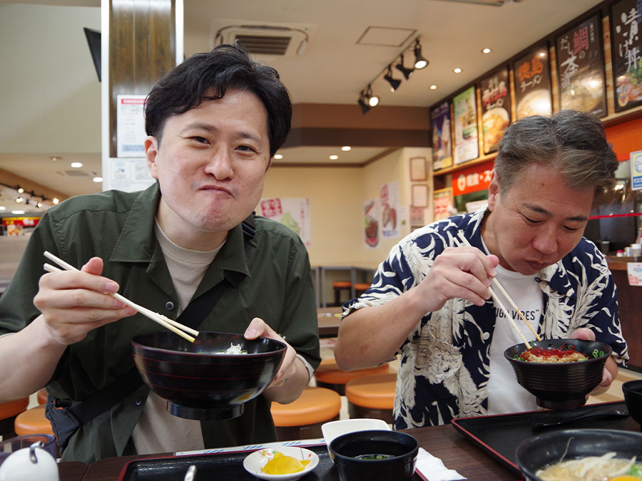津田の松原SA下りでの食事風景