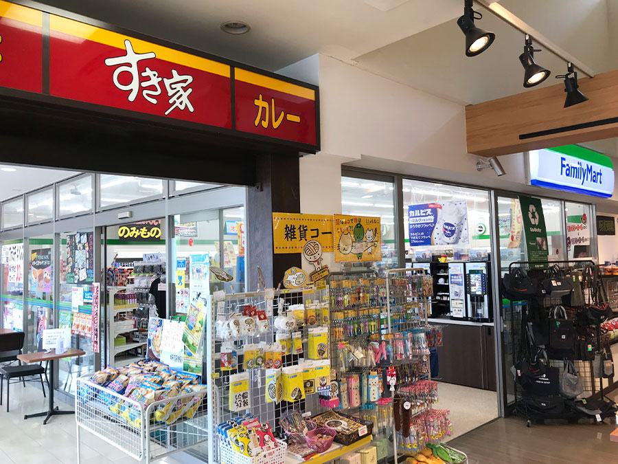 津田の松原SA下りのすき家とファミリーマート