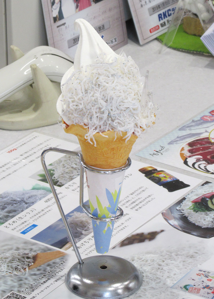 安芸しらす食堂・本店のじゃこソフト