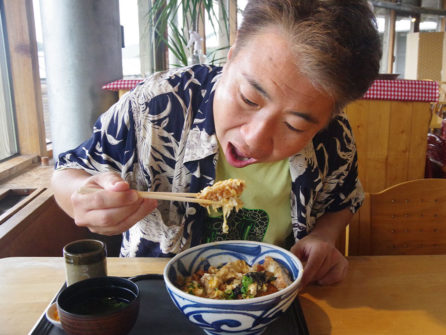 四万十米豚カツ丼を食べるスタッフ広田