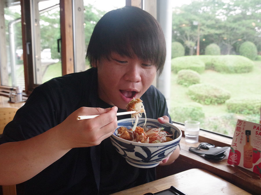 はちきん地鶏の南蛮丼を食べるスタッフ原田