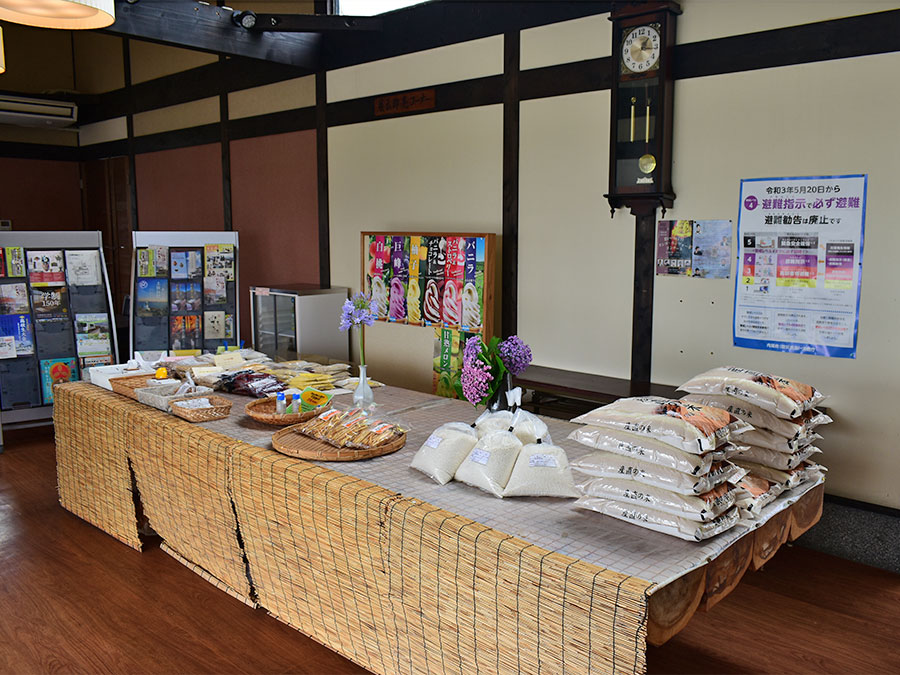 廓中ふるさと館のお土産コーナー