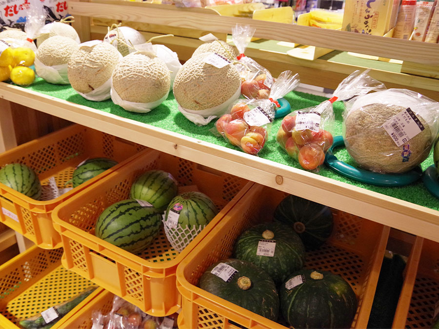 村の駅ひだかの果物コーナー