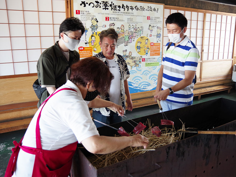 カツオ藁焼きの準備