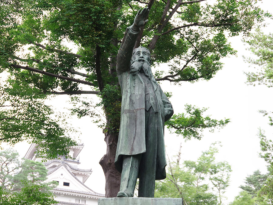 高知城の板垣退助像