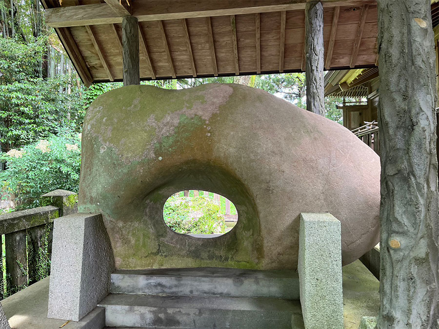 久礼八幡宮の厄ぬけ石