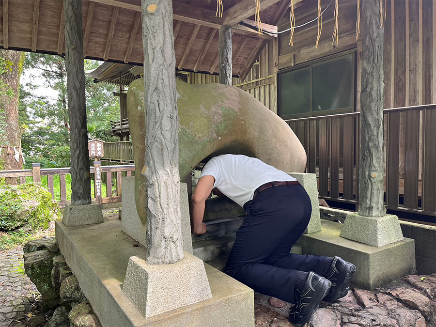 久礼八幡宮の厄ぬけ石