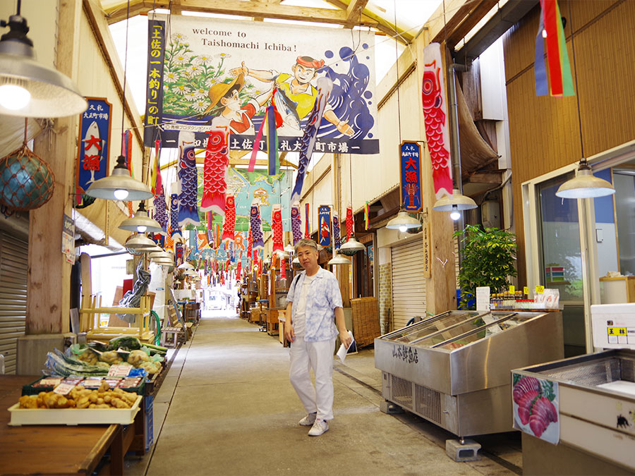 久礼大正町市場のアーケード内