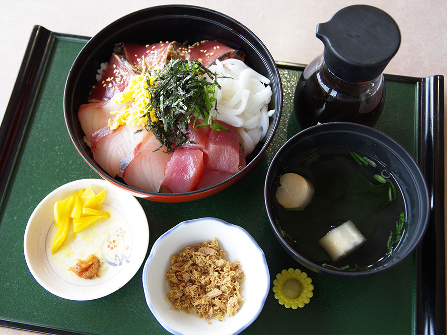 足摺黒潮市場の本日のおすすめおまかせ丼