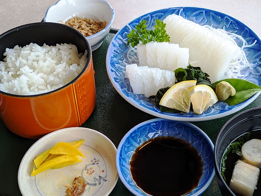 足摺黒潮市場のモイカの刺身定食