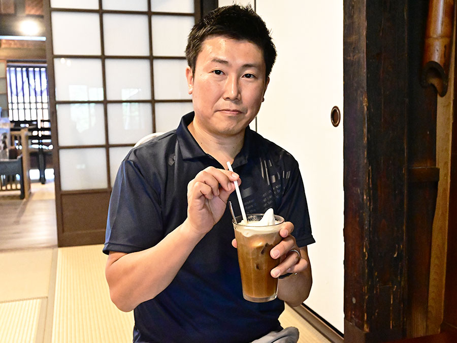 地乳ソフトクリームフロートを飲んでいる