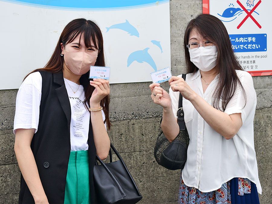 室戸ドルフィンセンターでエサやり体験