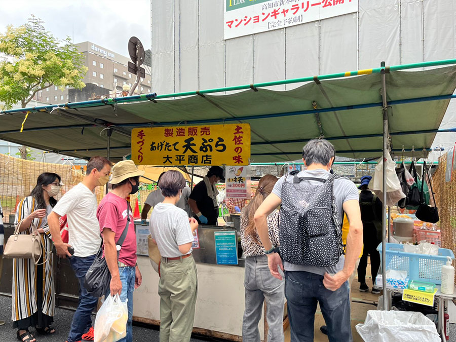 日曜市名物の大平商店のいも天