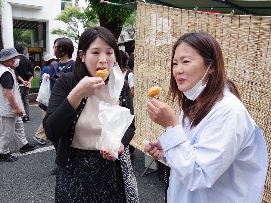 日曜市名物の大平商店のいも天