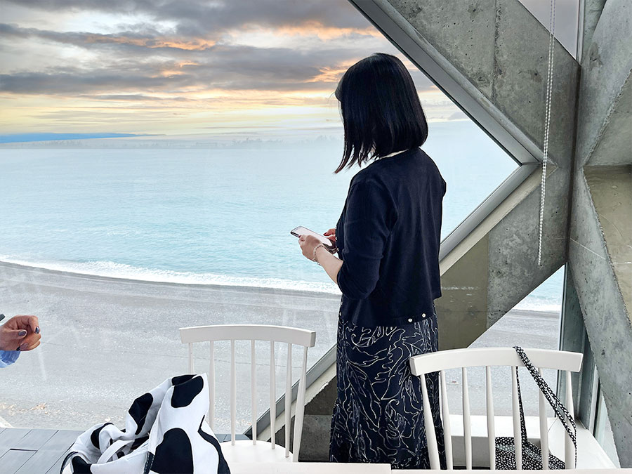 SEA HOUSEの店内からの夕日