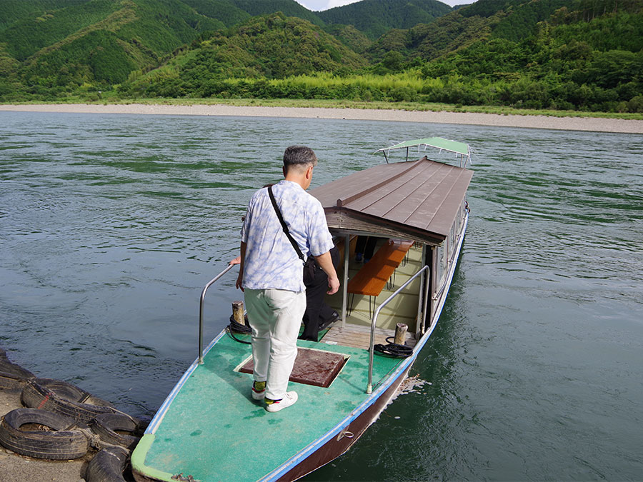  四万十川観光遊覧船の乗船風景