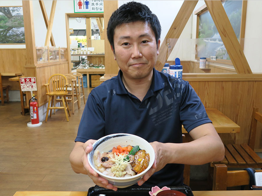 ゆういんぐ四万十の四万十ポークの三種丼