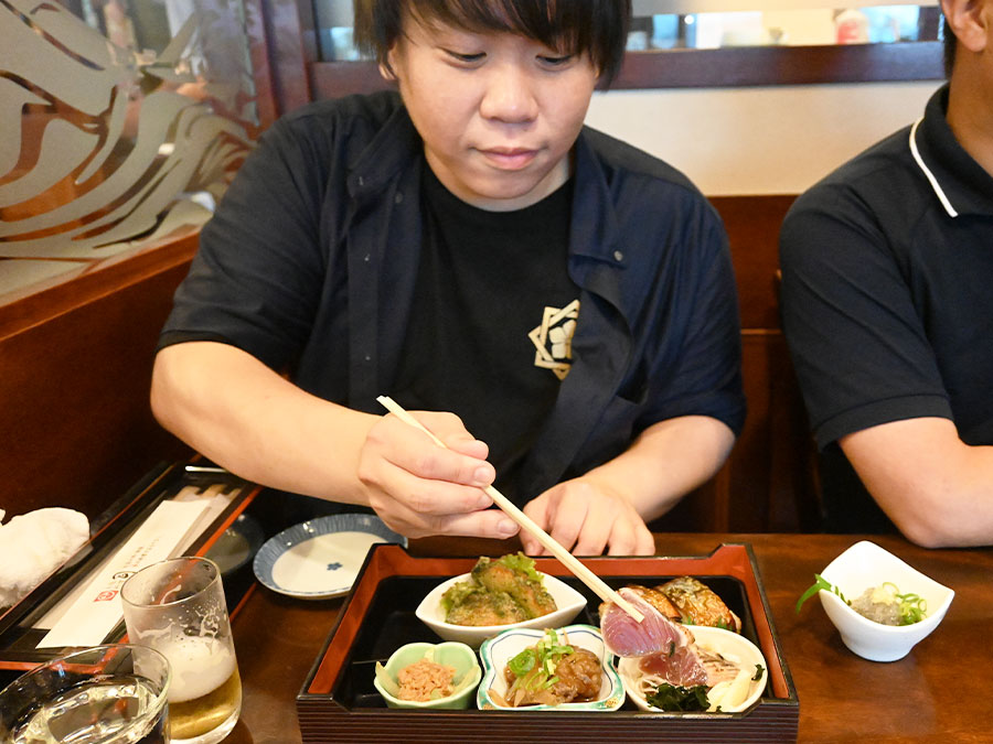 セットメニューの鰹のタタキ