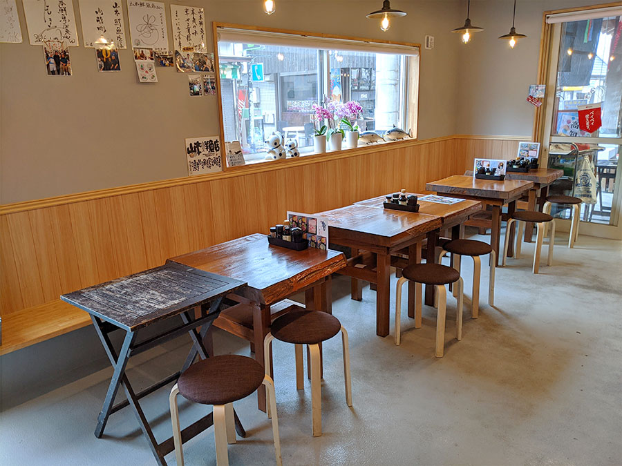 山本鮮魚店のテーブル席