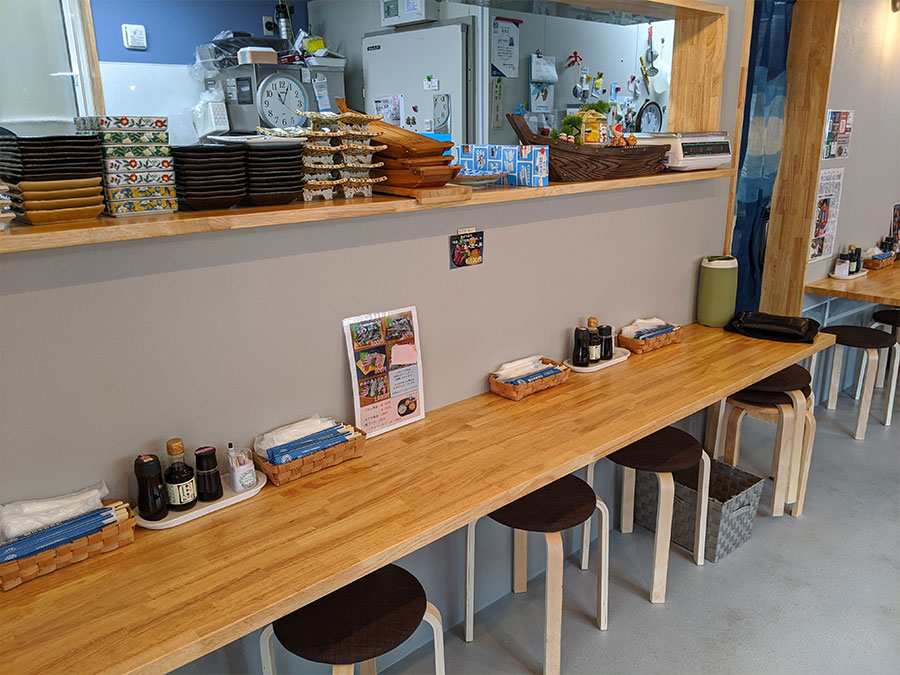 山本鮮魚店のカウンター席