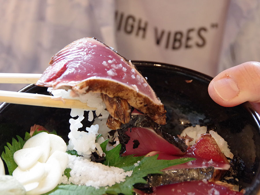 山本鮮魚店のかつおの塩タタキ丼