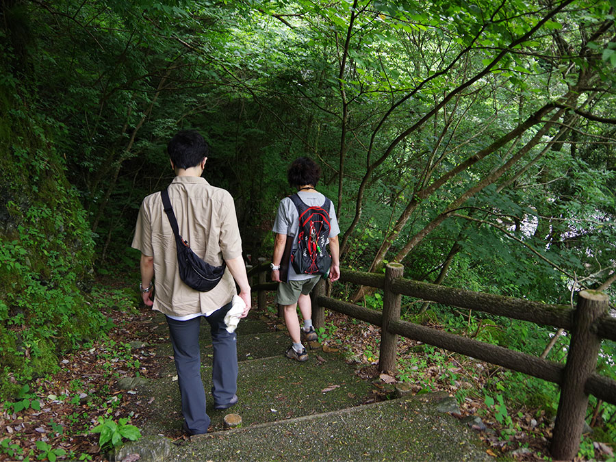 安居渓谷の水晶淵までの遊歩道